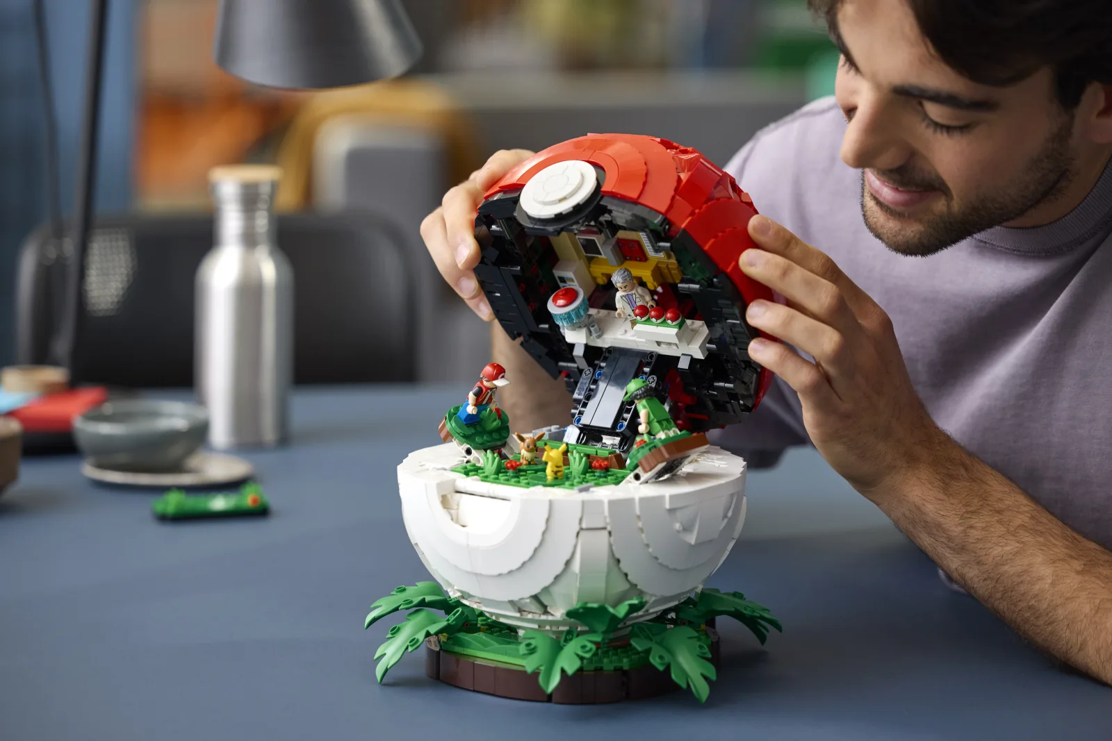 Persfoto van LEGO Pokéball met Trainer scènes