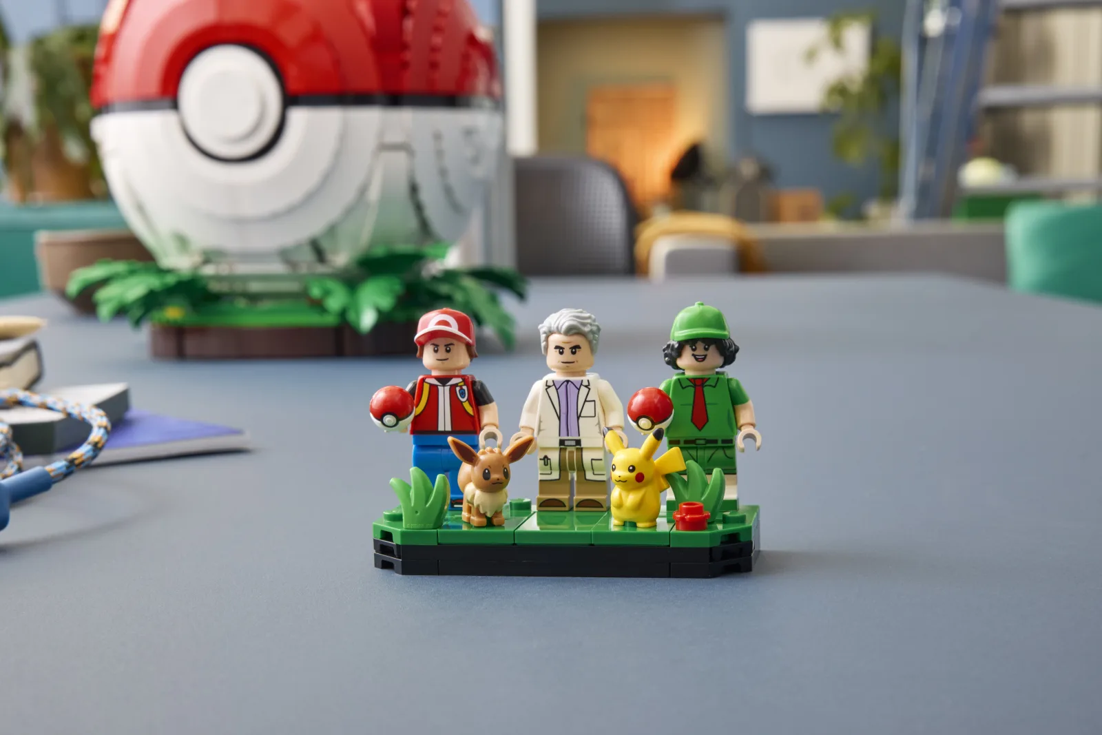 Persfoto van LEGO Pokéball met Trainer scènes
