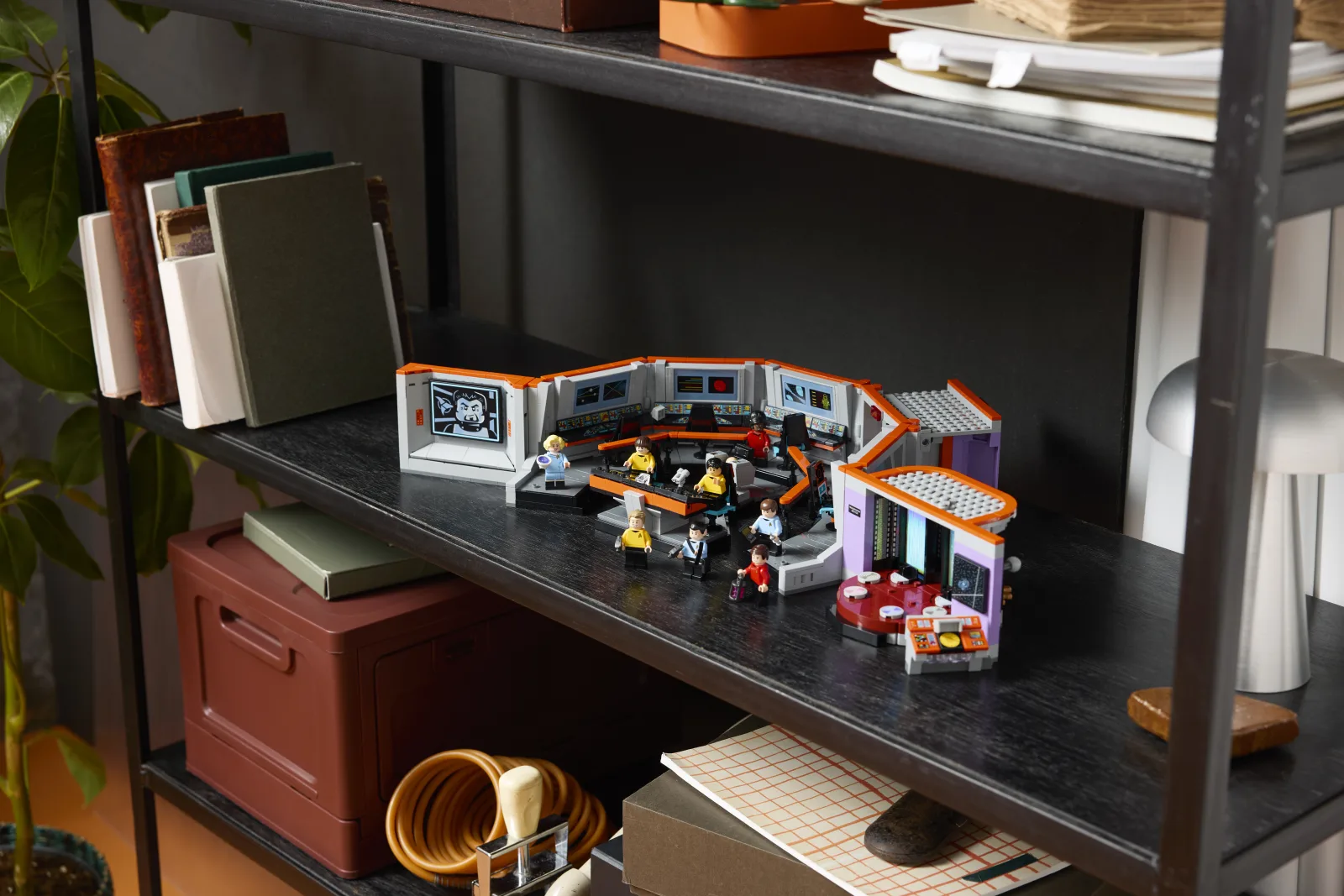 Persfoto van LEGO Star Trek: U. S.S. Enterprise NCC-1701 brug