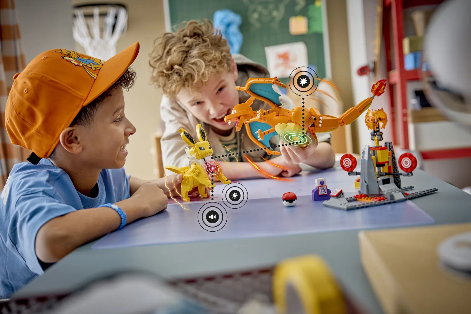 Persfoto van LEGO® Pokémon™ SMART Play: Charizard vs. Jolteon Ultimate Battle